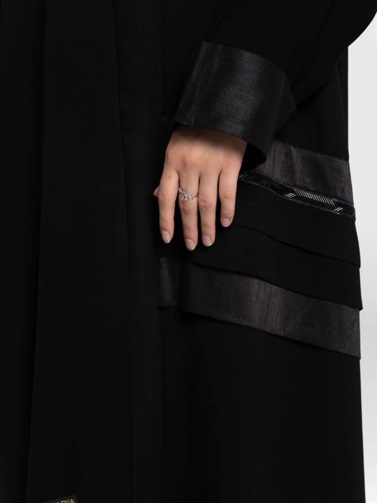 عباية بقصة اكتاف مميزة