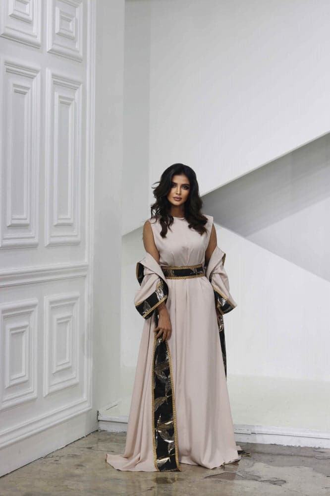 جلابية فخمة بقبعة وحزام على الخصر