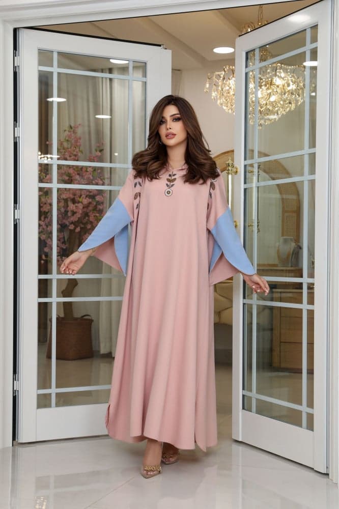 جلابية وردي بقبعة