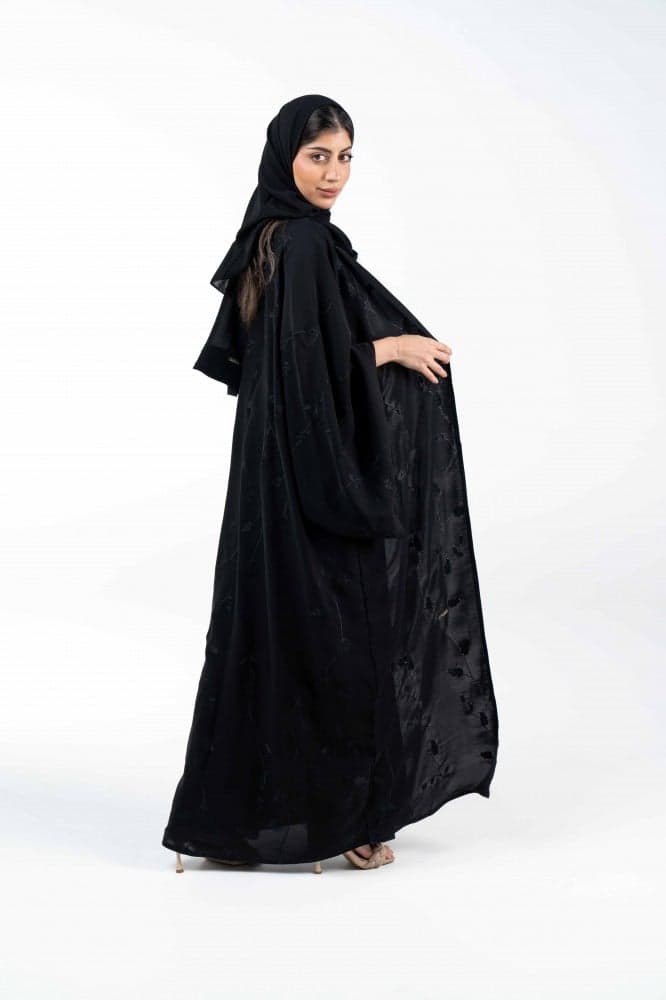 عباية مطرزة بتشجير اسود