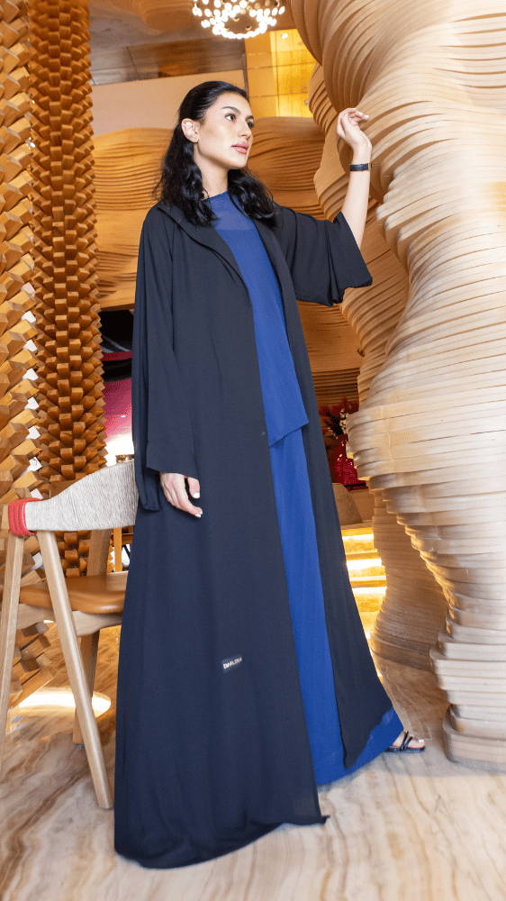 عباية سوداء وطقم بنطلون وبلوزة أزرق
