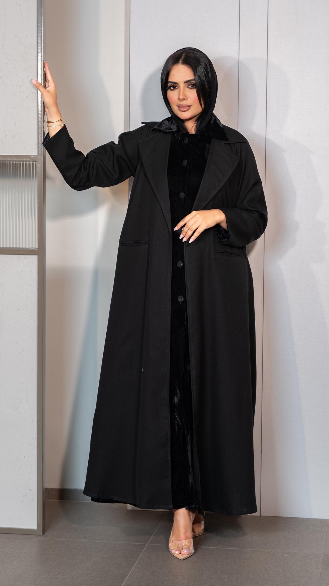 عباية بليزر بفستان مخمل مشبوك