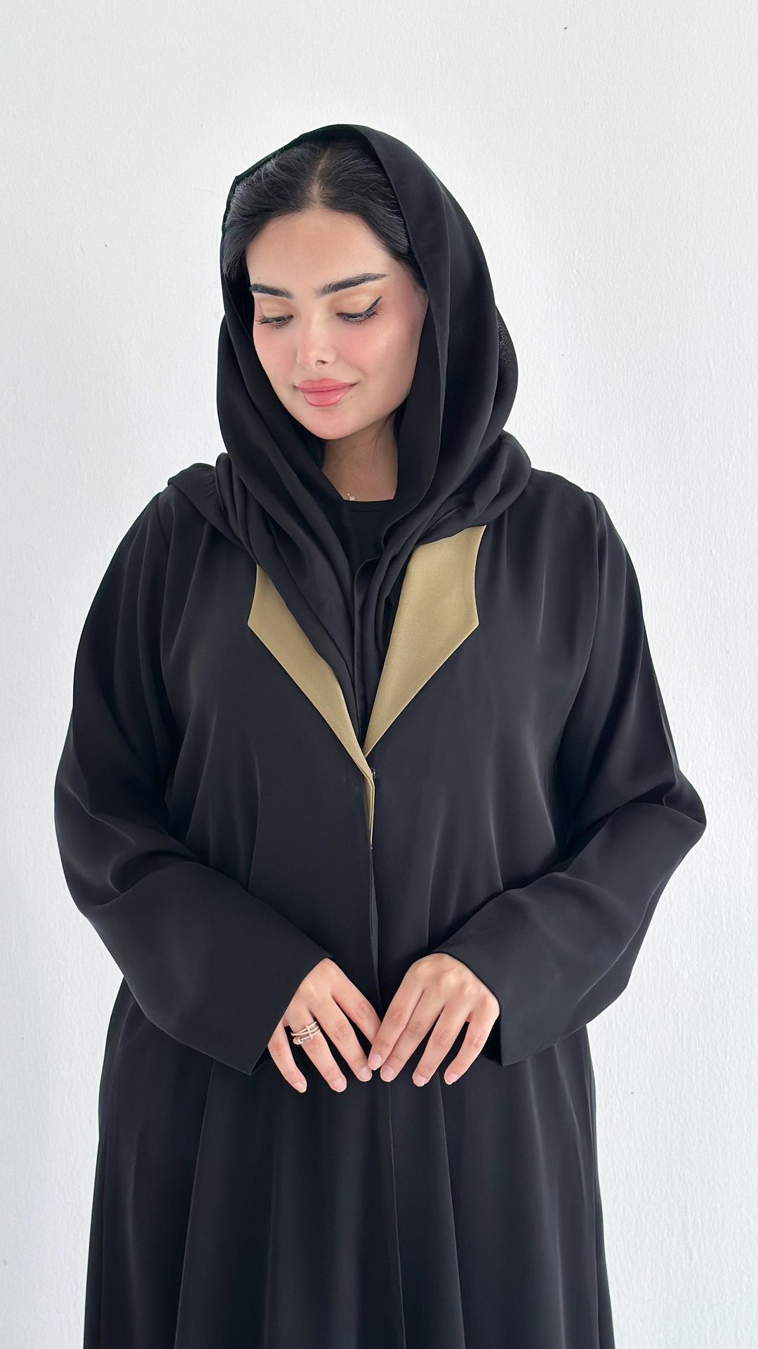 عباية سوداء بياقة اخضر