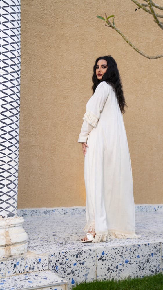جلابية بلون سكري مزينه بهدب
