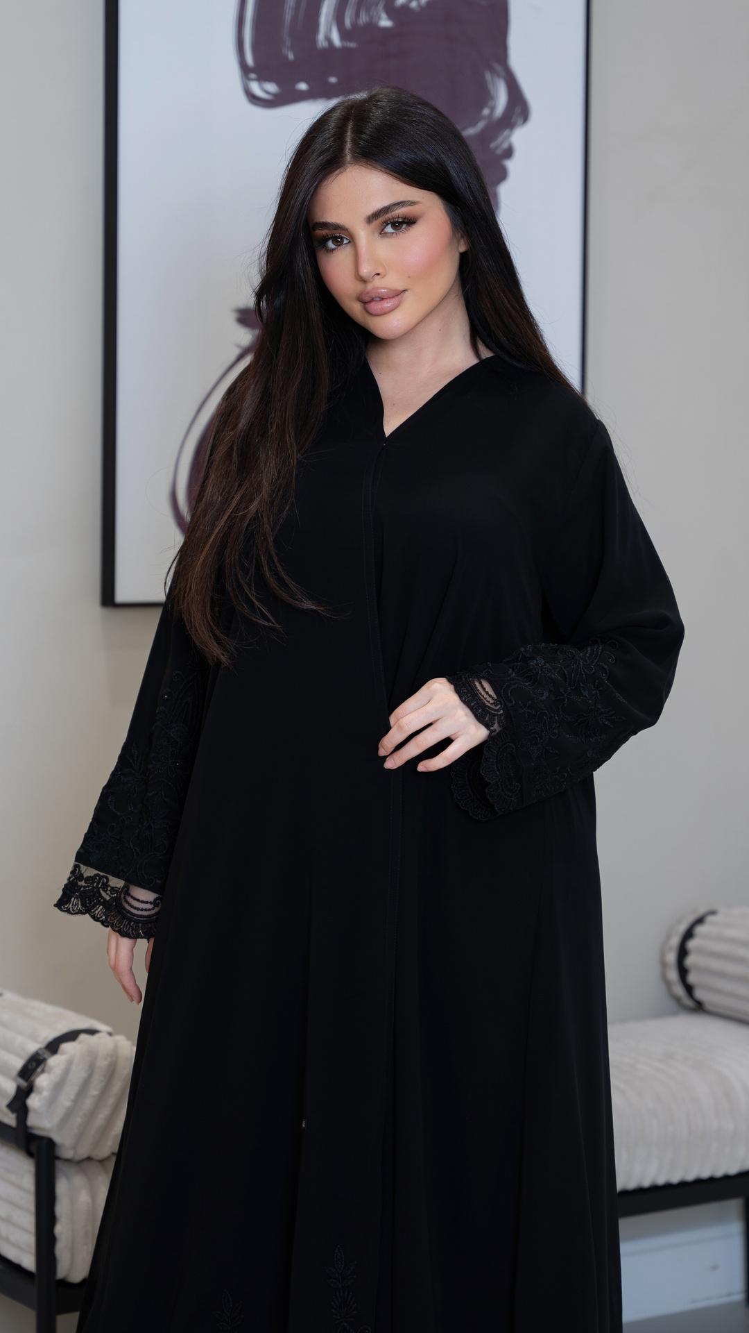 عباية مطرزه على الاكمام  والاسفل