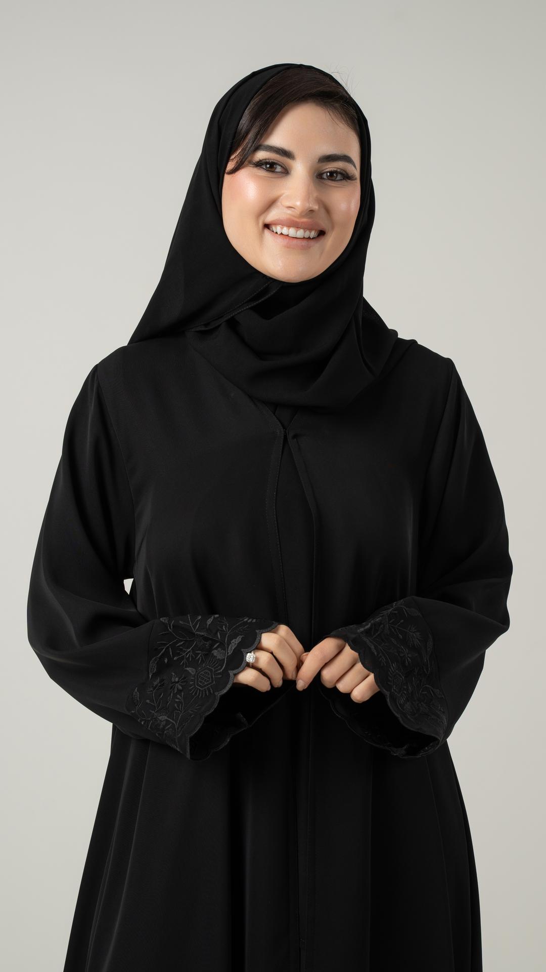 عباية كلوش بتطريز اسود