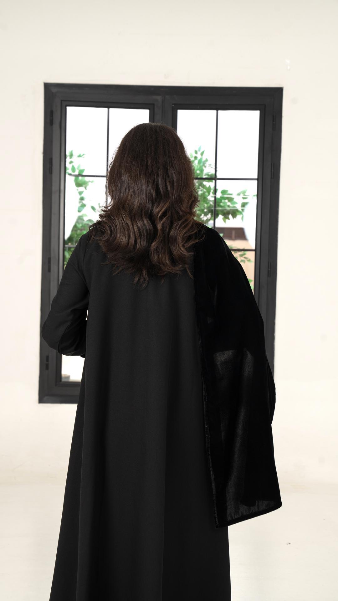 عباية شتوية بشال مخمل