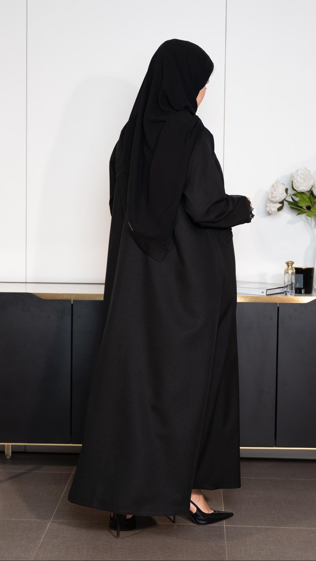 بليزر بكلفة على الياقة والاكمام