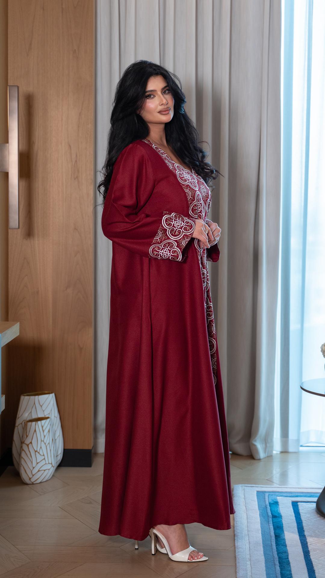 جلابية عنابي مطرزة