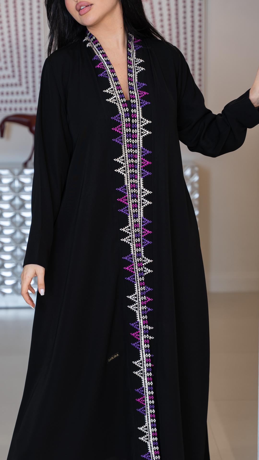 عباية بتطريز ملون من الأمام