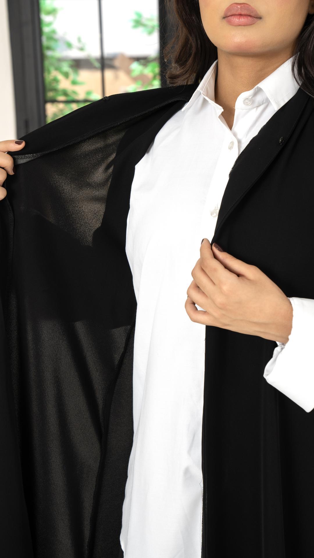 عباية مع قميص ابيض