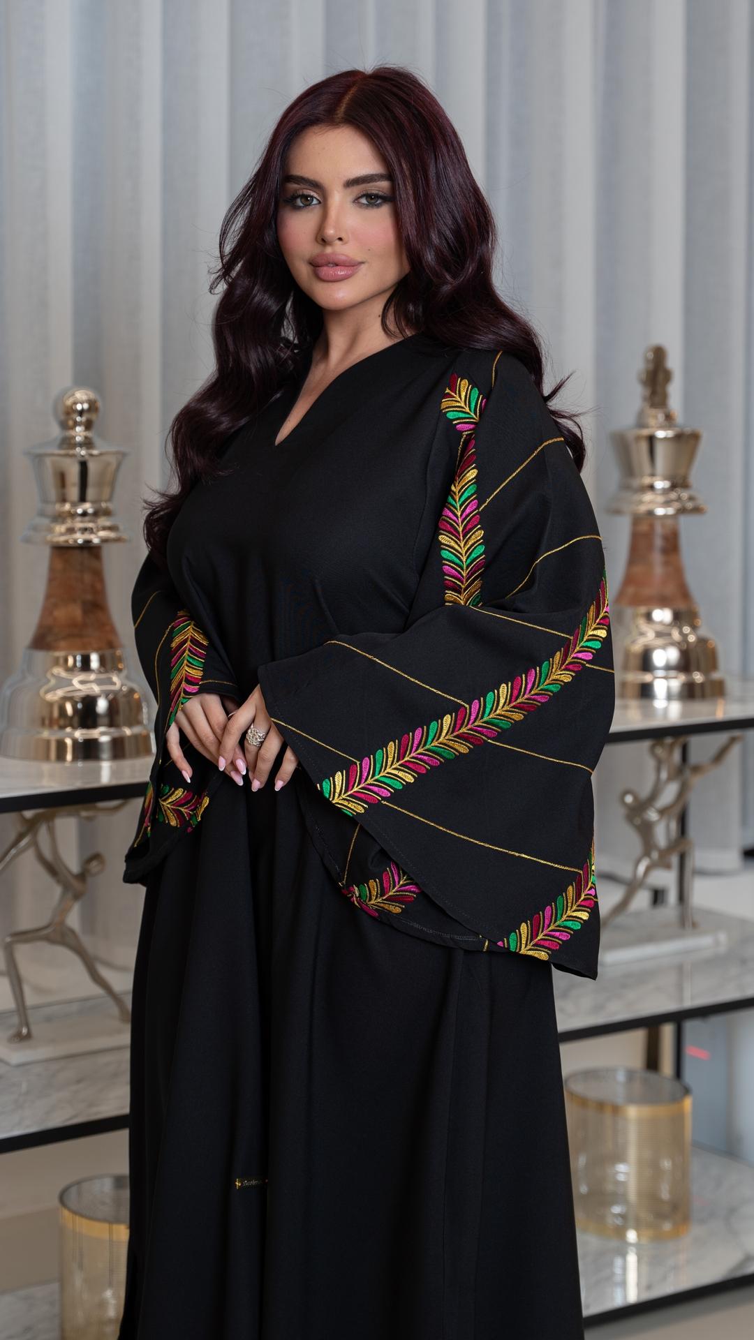 جلابية باكمام كلوش مطرزة