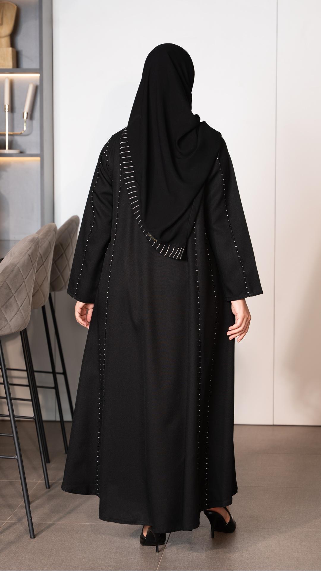 عباية كلوش بقصات طوليه