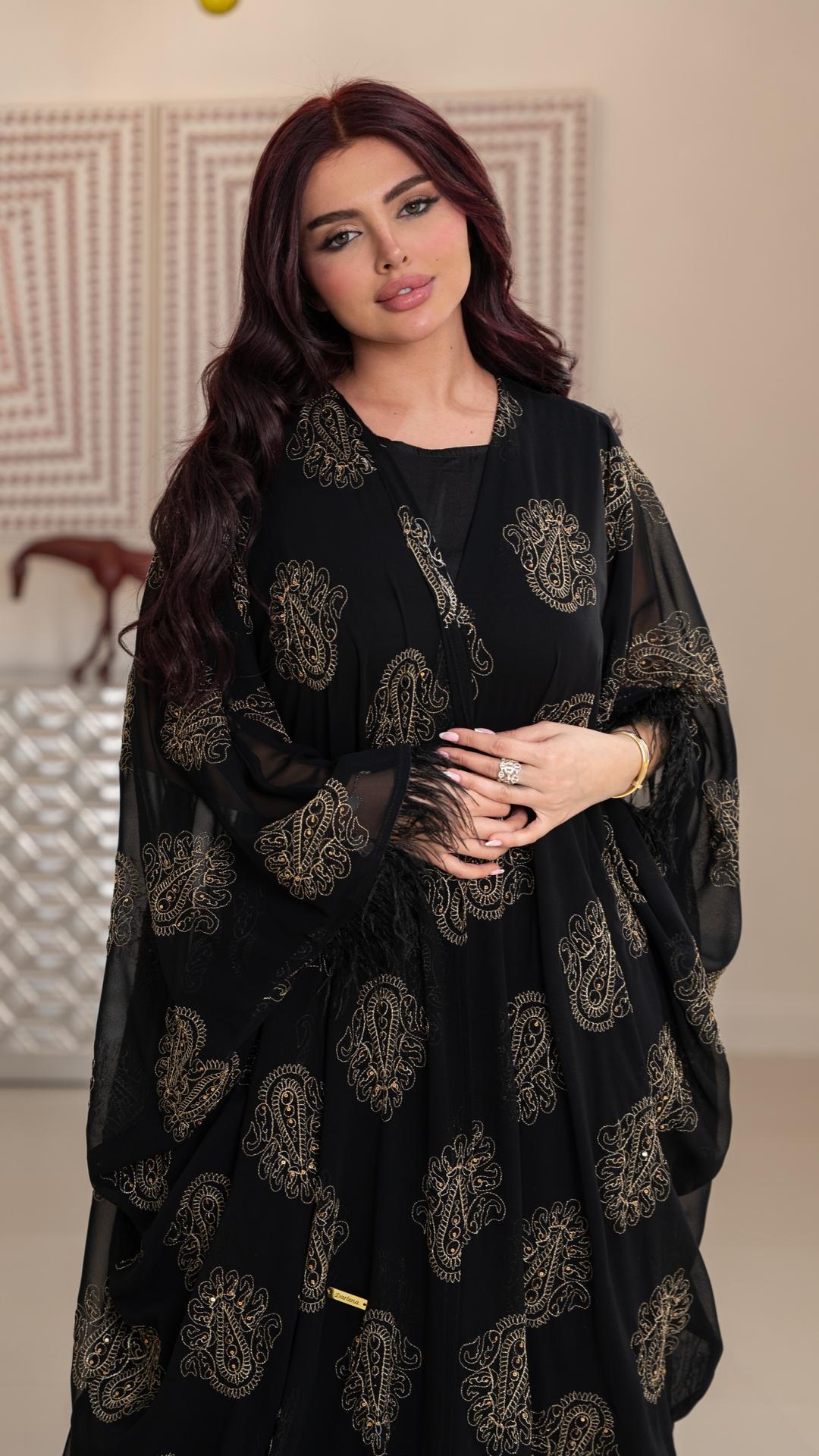 جلابية مفتوحة مع فستان سادة