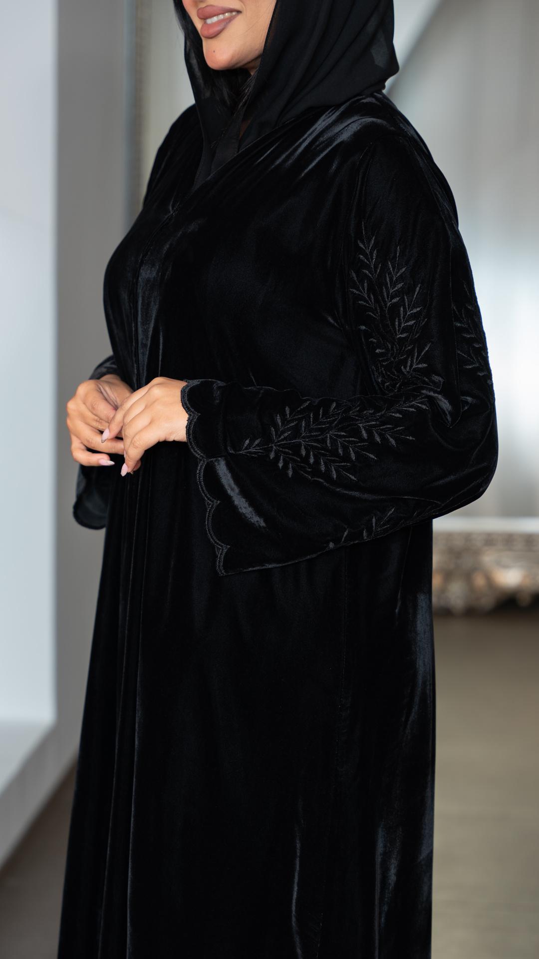 عباية مخمل باكمام مطرزة