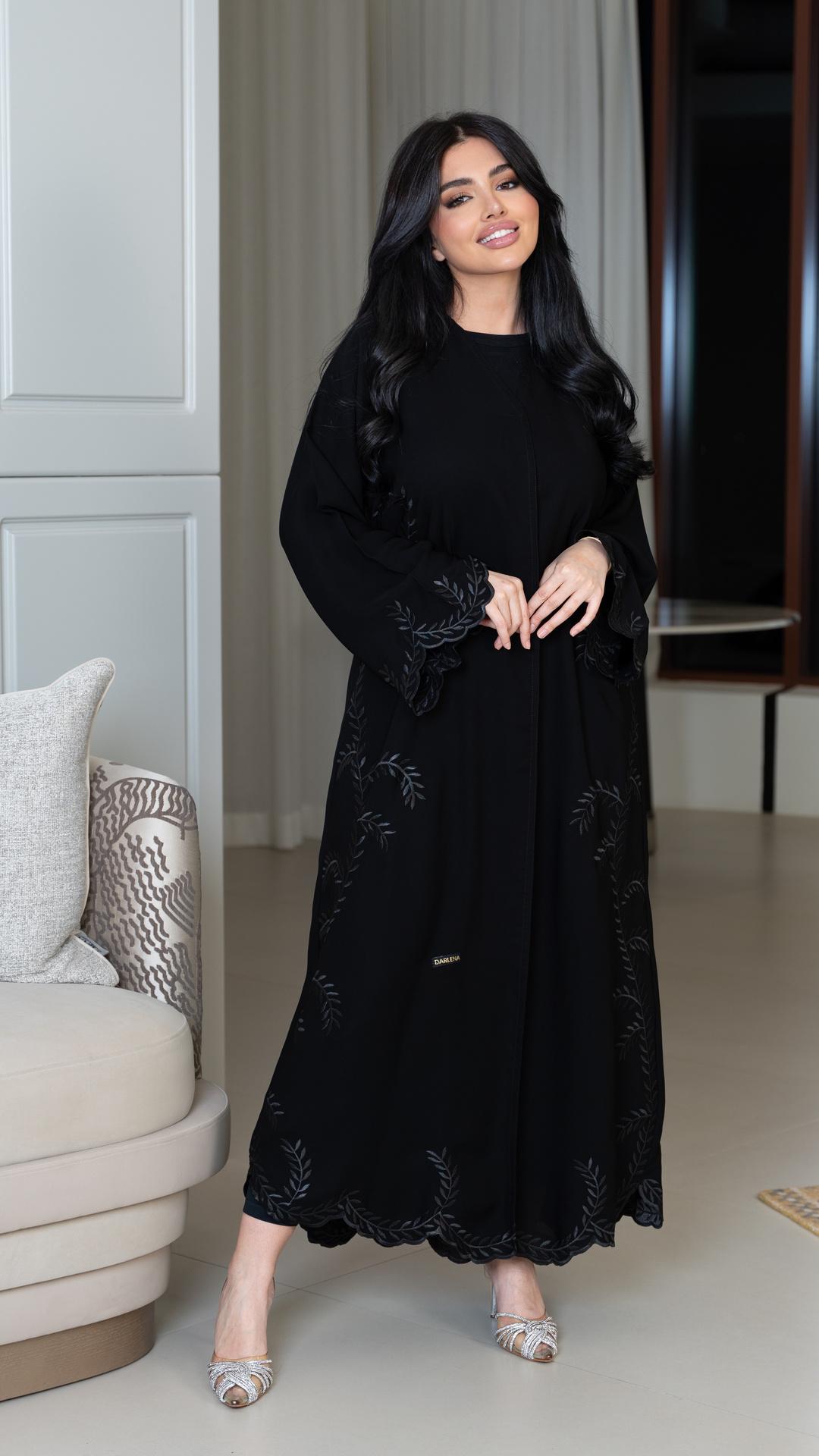 عباية مطرزه على الجوانب