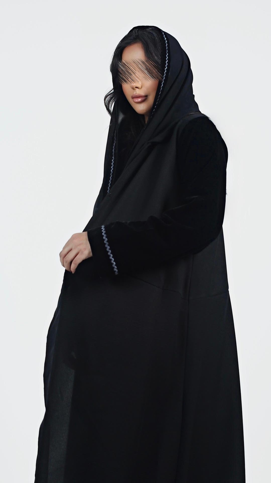 عباية باكمام مخمل وجيوب