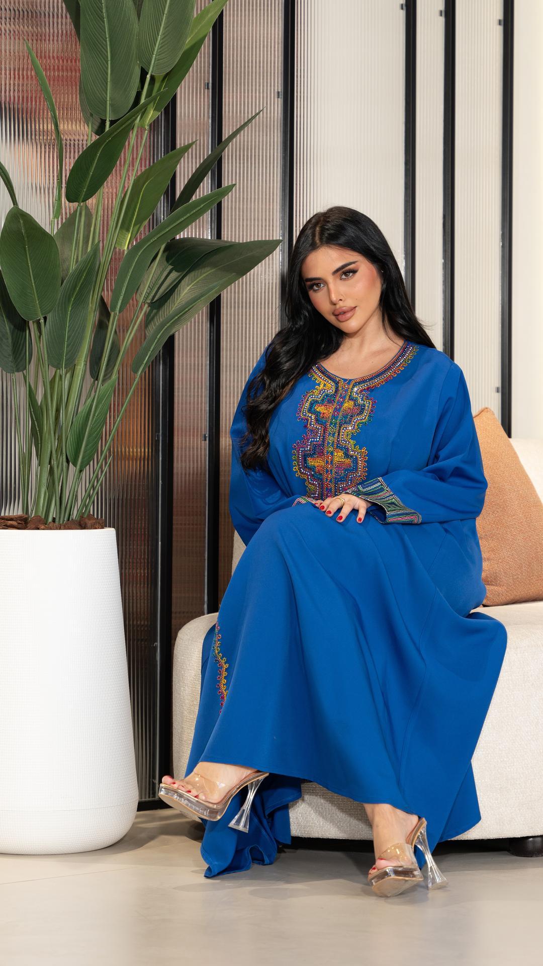 جلابية مطرزة بكسرة حرير من الخلف