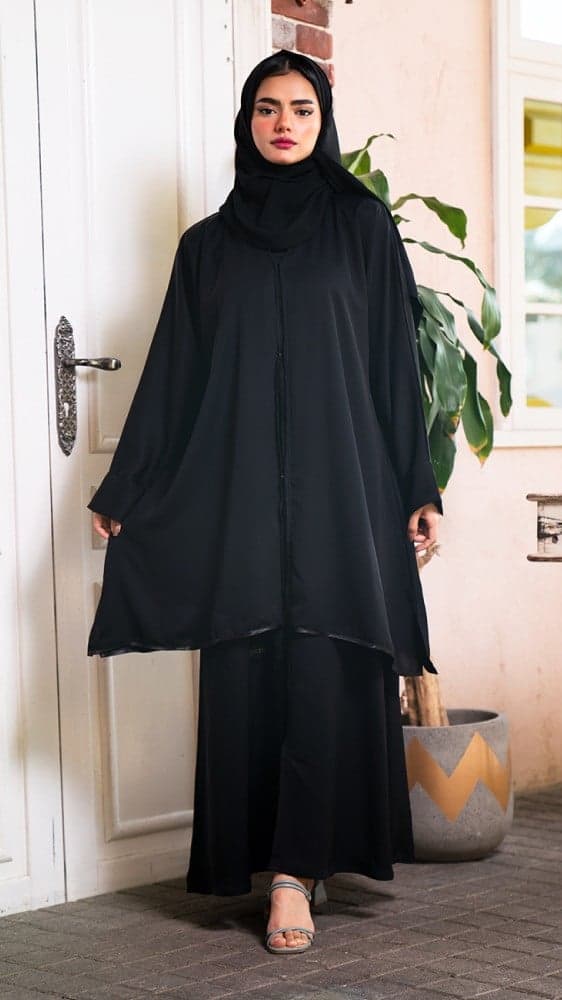 عباية طبقتين مزينة بشريط ساتان