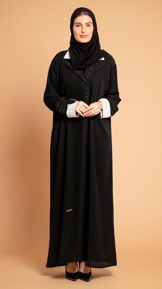 عباية بياقه واكمام بيضاء