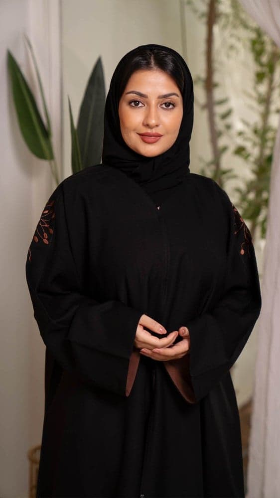 عباية بتطريز بني