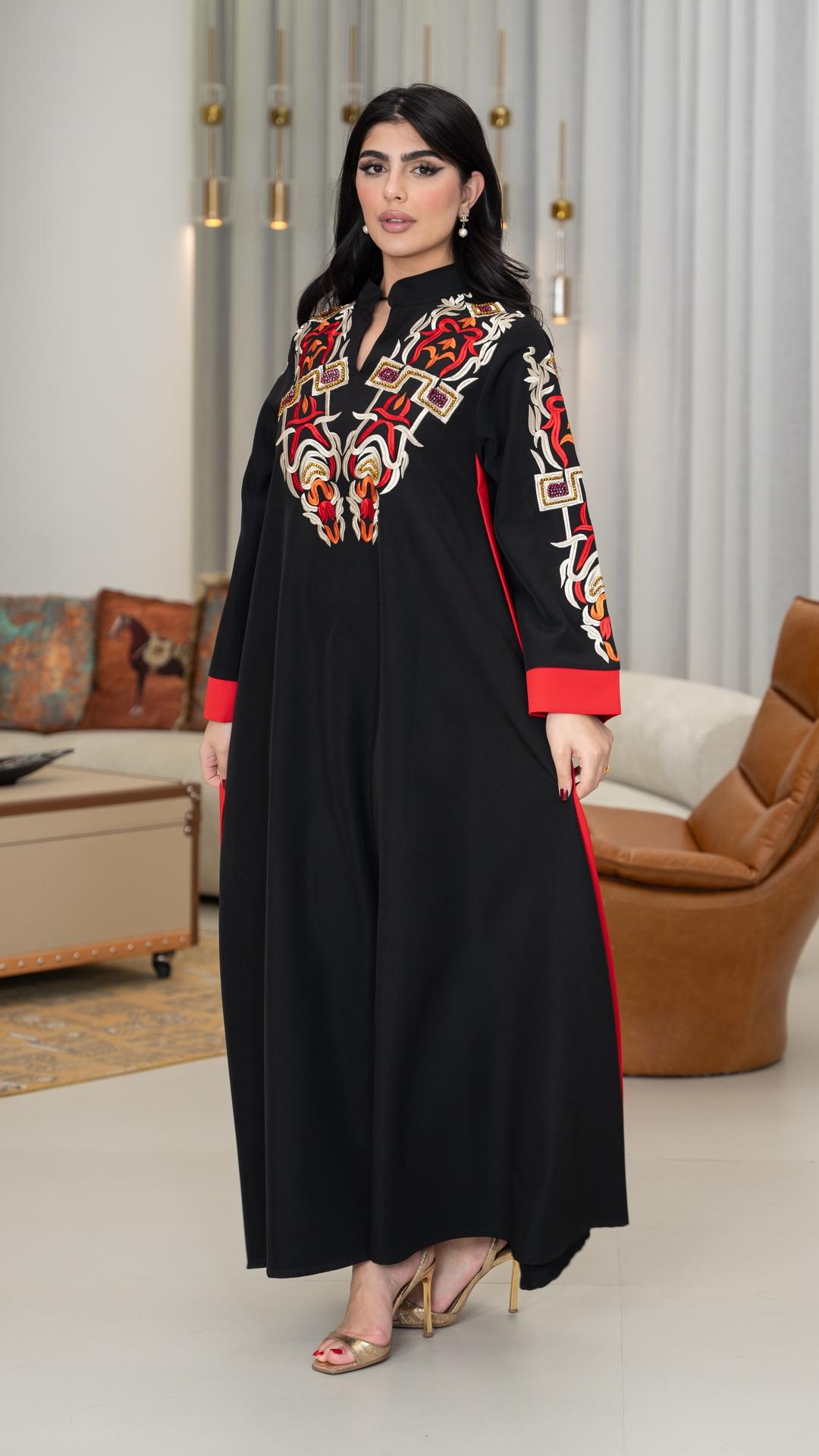 جلابية سوداء بتطريز احمر