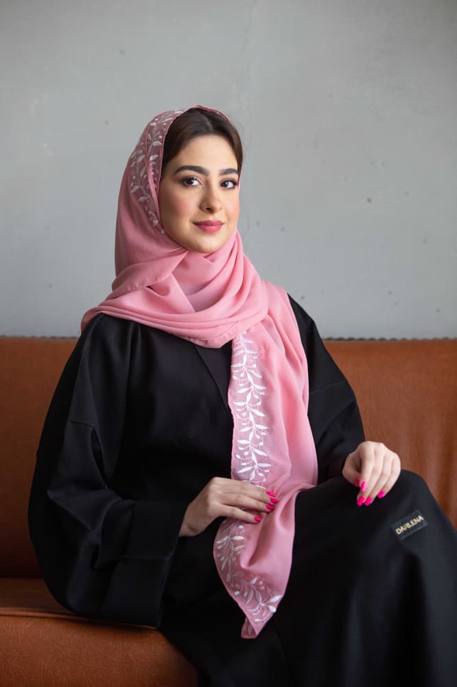 طرحة وردي بتطريز ابيض