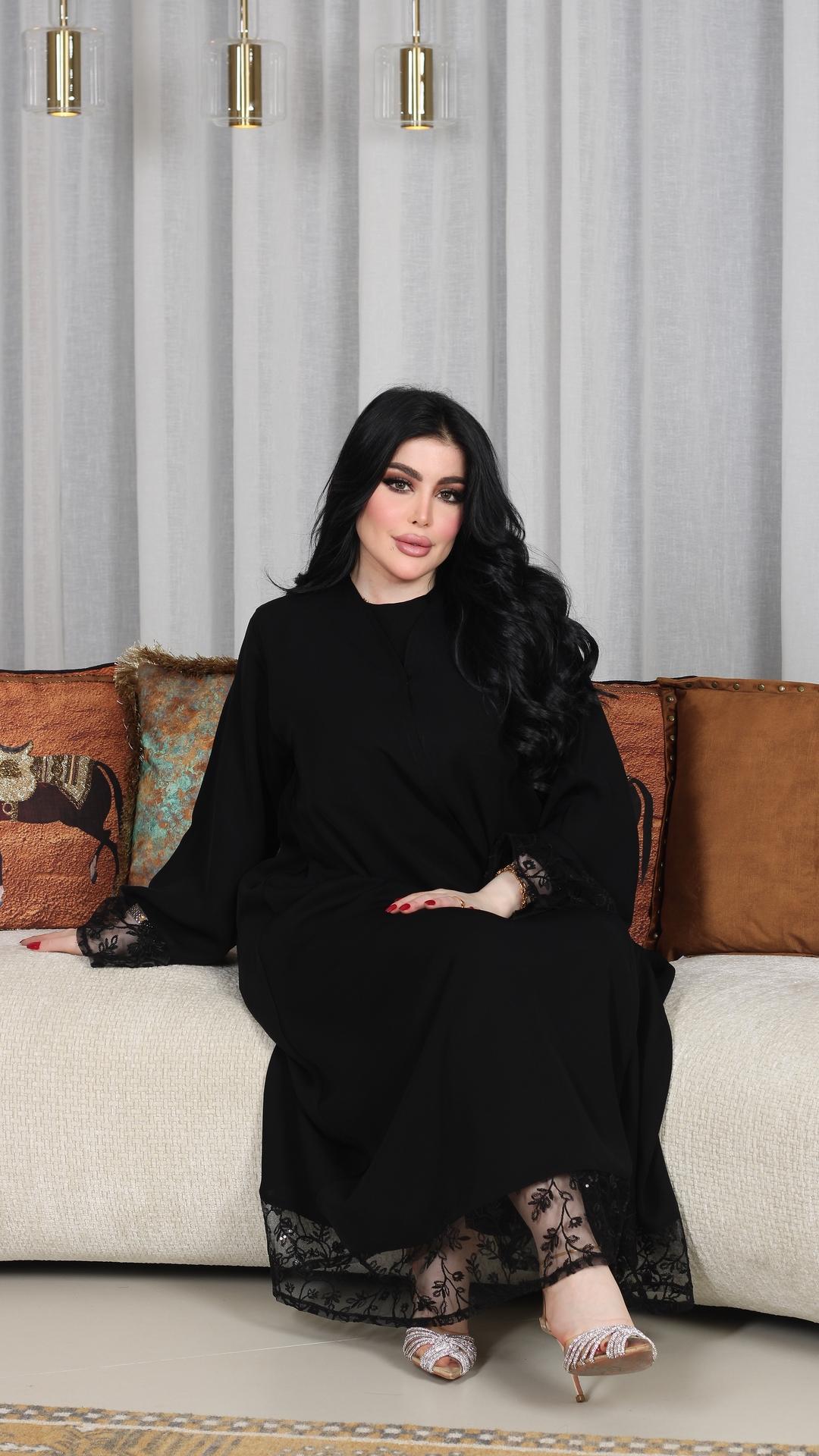 عباية مطرزه ومزينه بترترمن الاكمام والاسفل