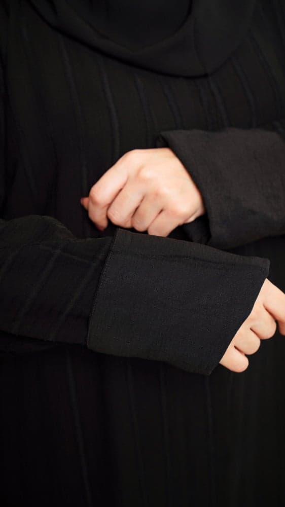 عباية بتقليمات طولية