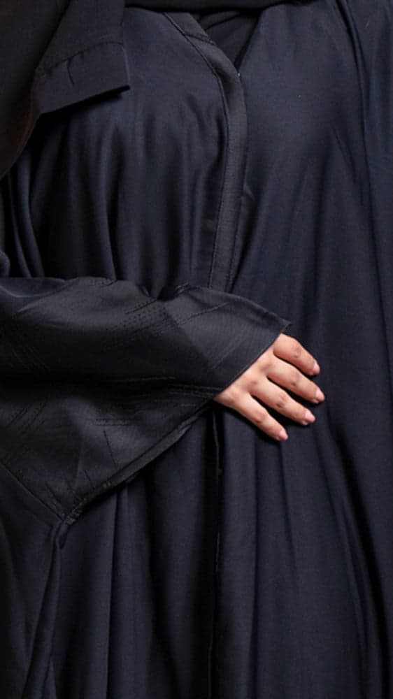 عباية بشت بقصة اكمام مميزة