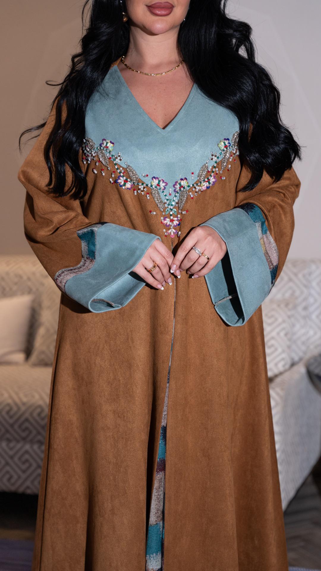 جلابية شتوية بلون سماوي وبني
