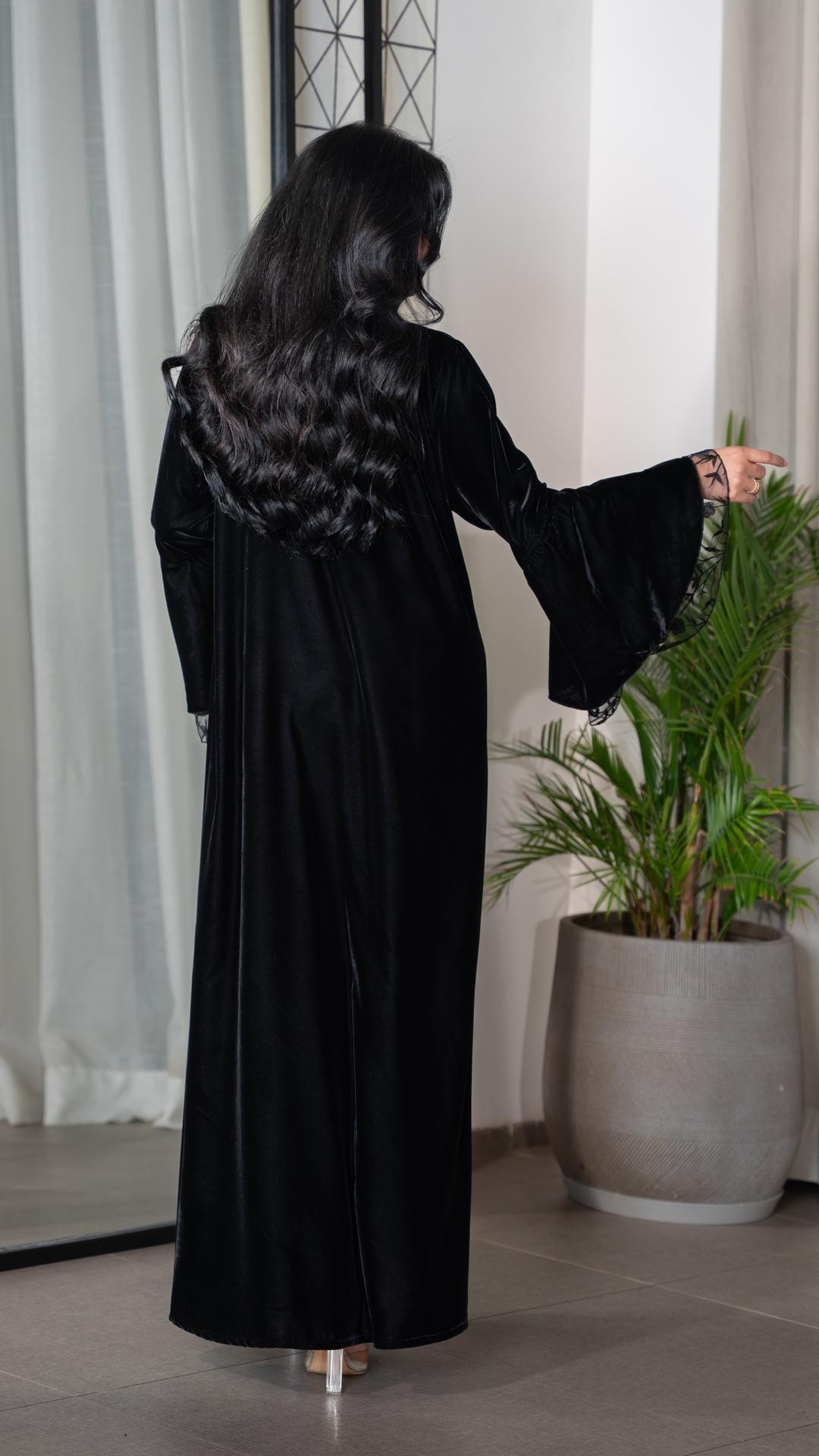 عباية مخمل باكمام كلوش دانتيل