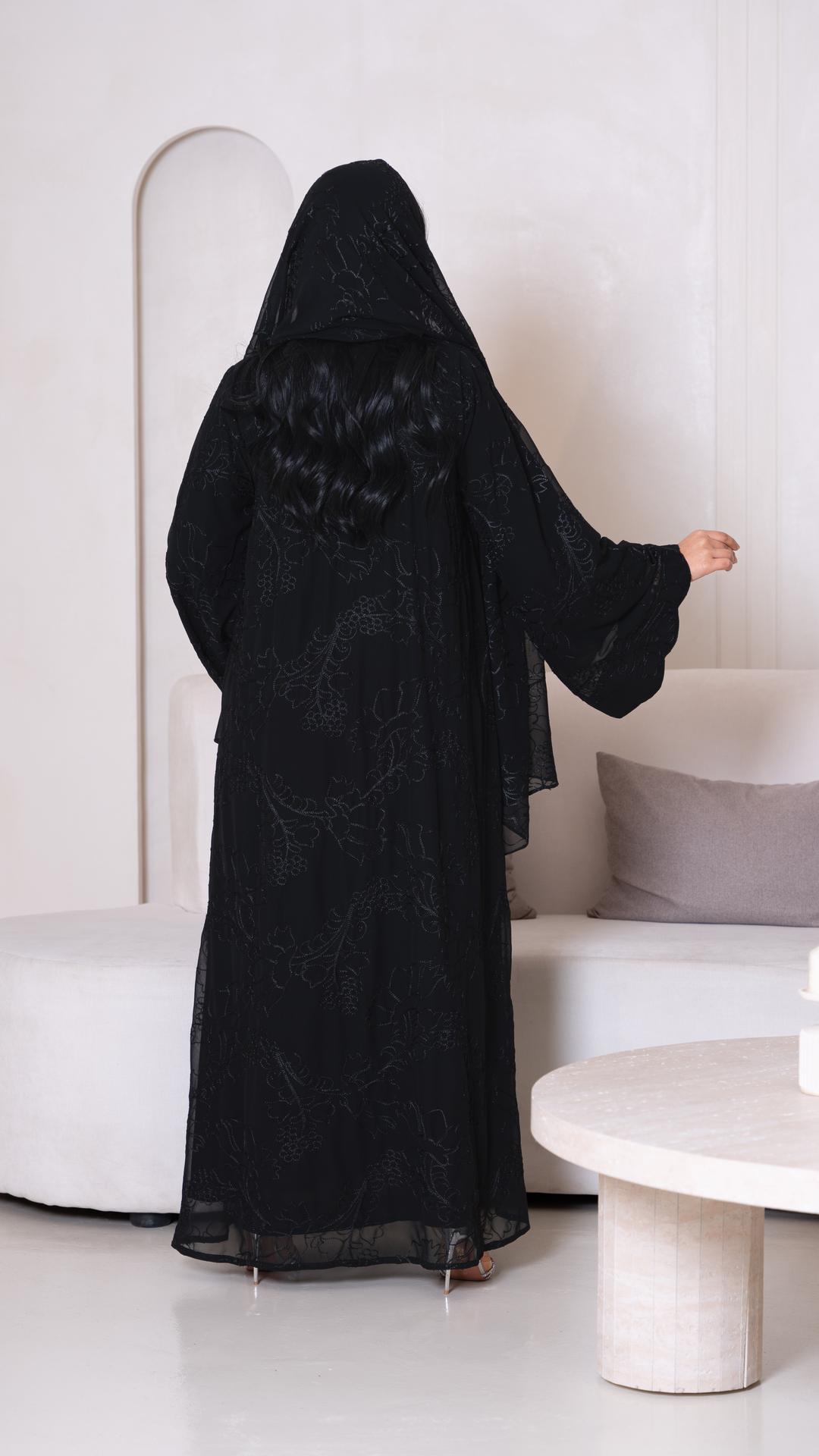 عباية مطرزة بخيوط حرير