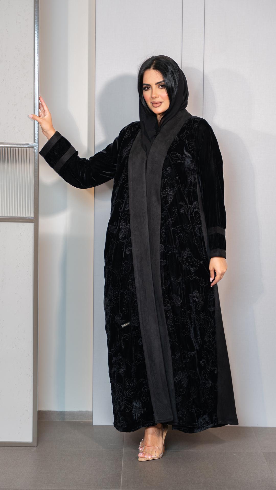 عباية مخمل مطرزة بورد