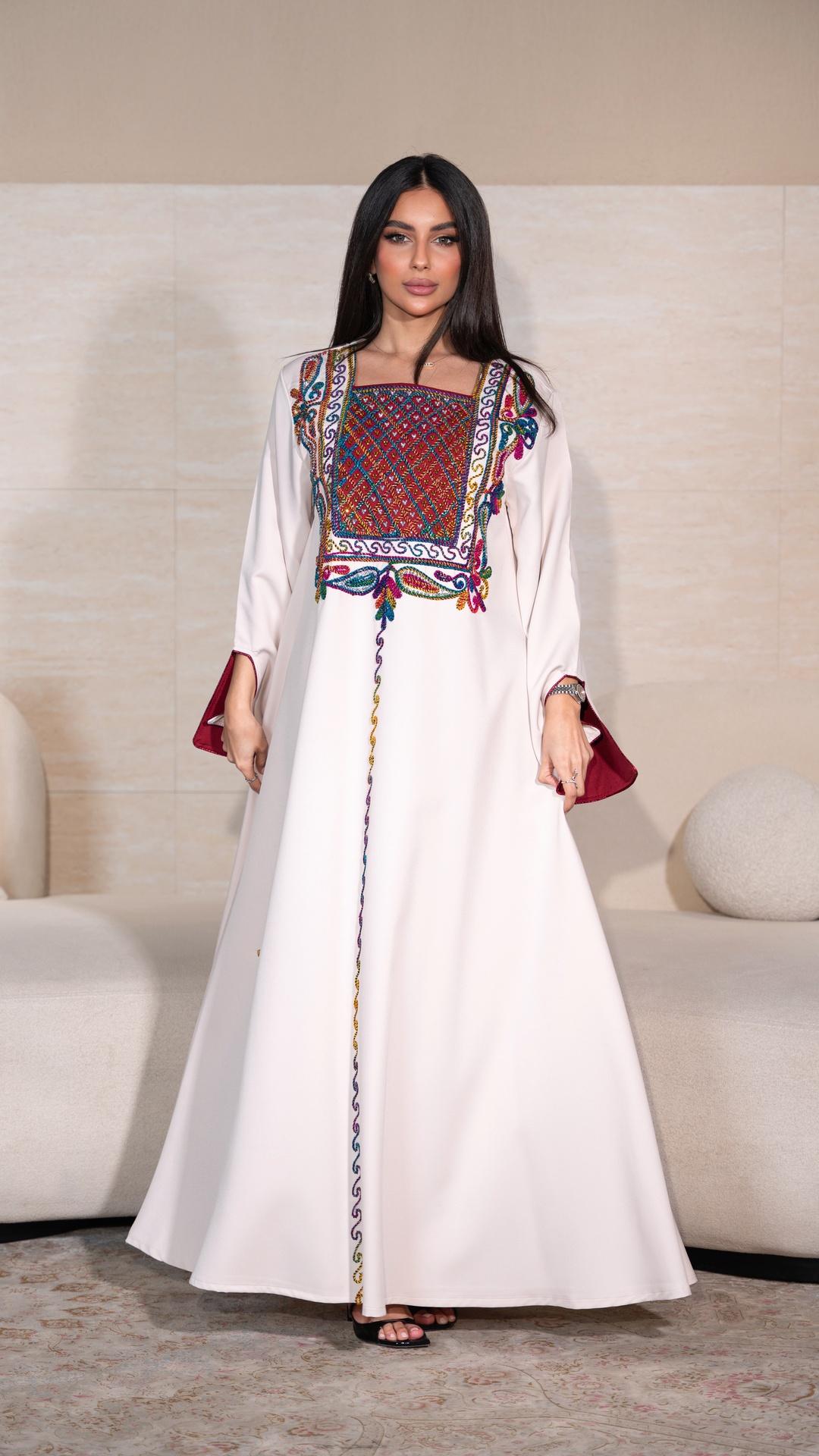 جلابية بتطريز ملون