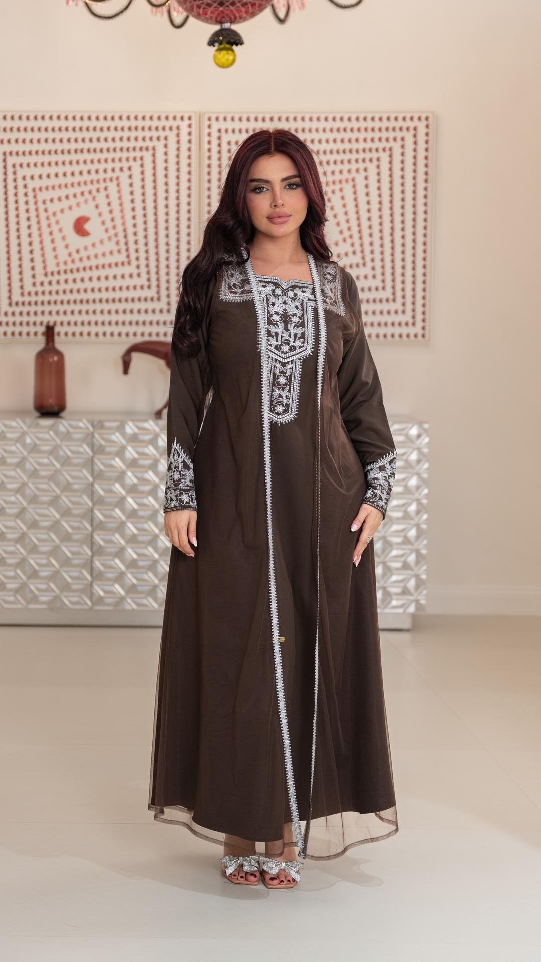 جلابية مطرزة مع شال خارجي تل