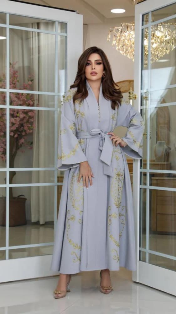 جلابية بتطريز ذهبي وحزام ربط