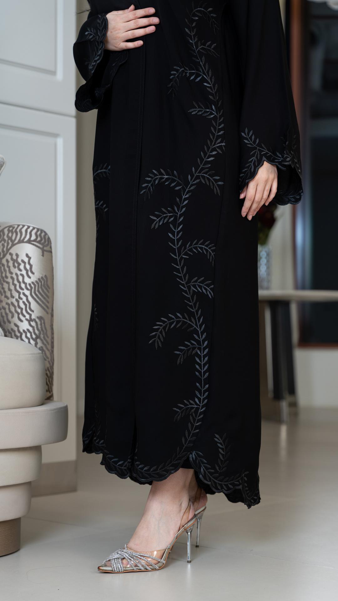 عباية مطرزه على الجوانب