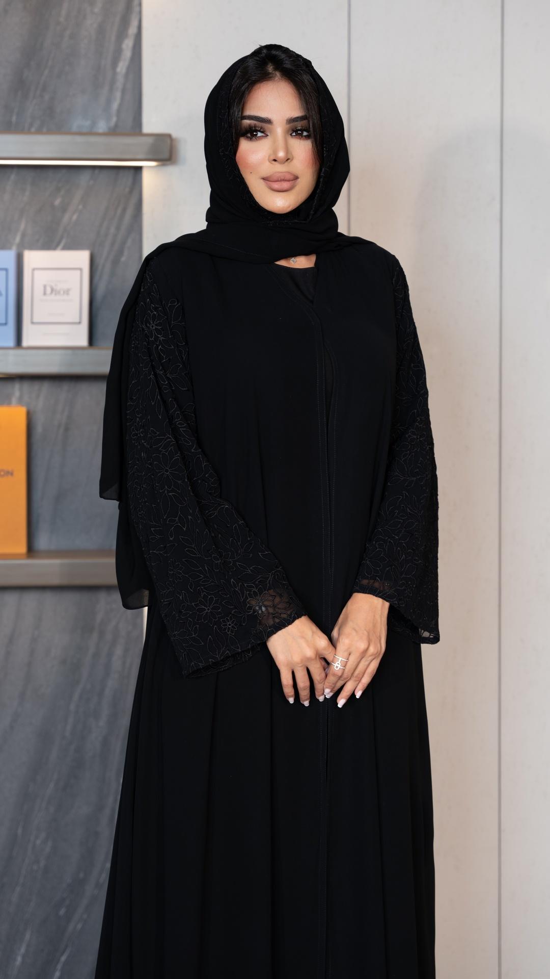 عباية باكمام مطرزة بورد