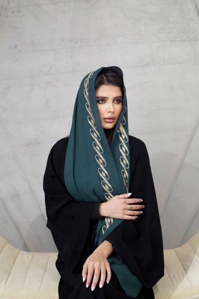 طرحة بلون زيتي وذهبي