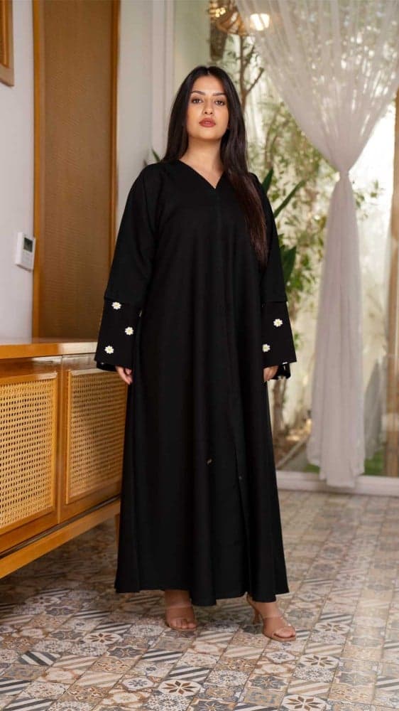 عباية ب 3 اكمام مطرزة