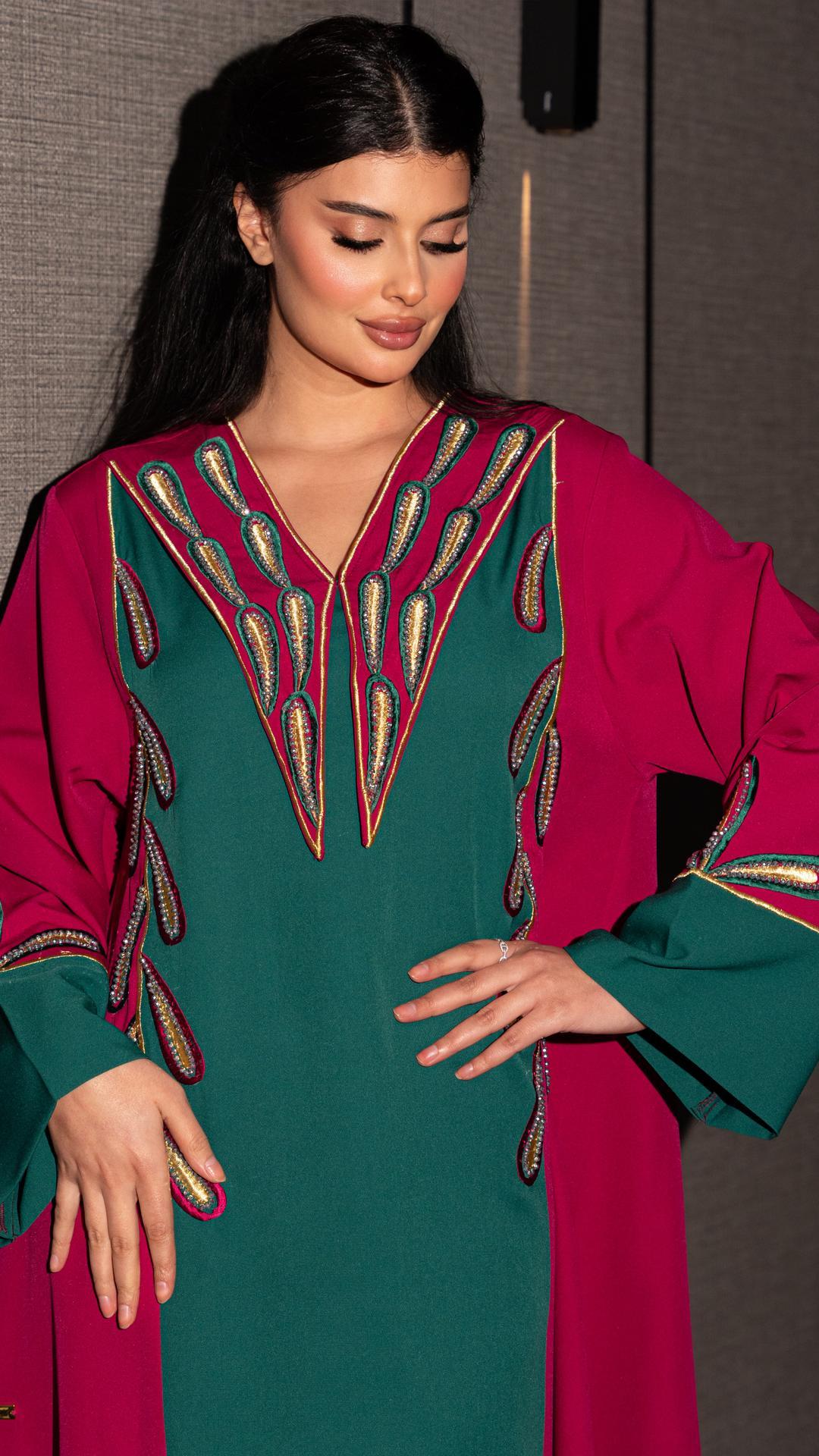 جلابية بياقة كبيرة مطرزة