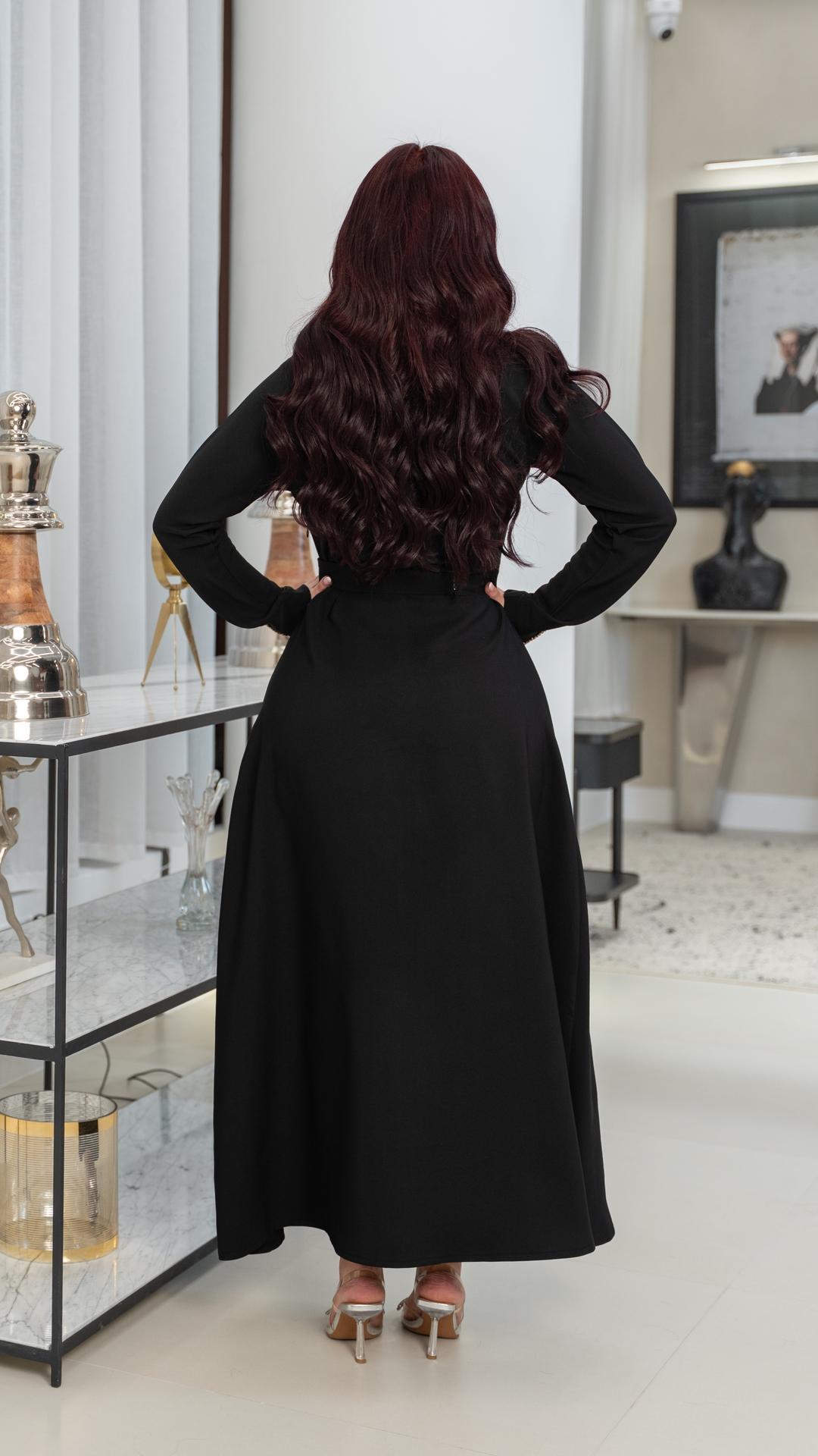 فستان اسود مزين بالخرز