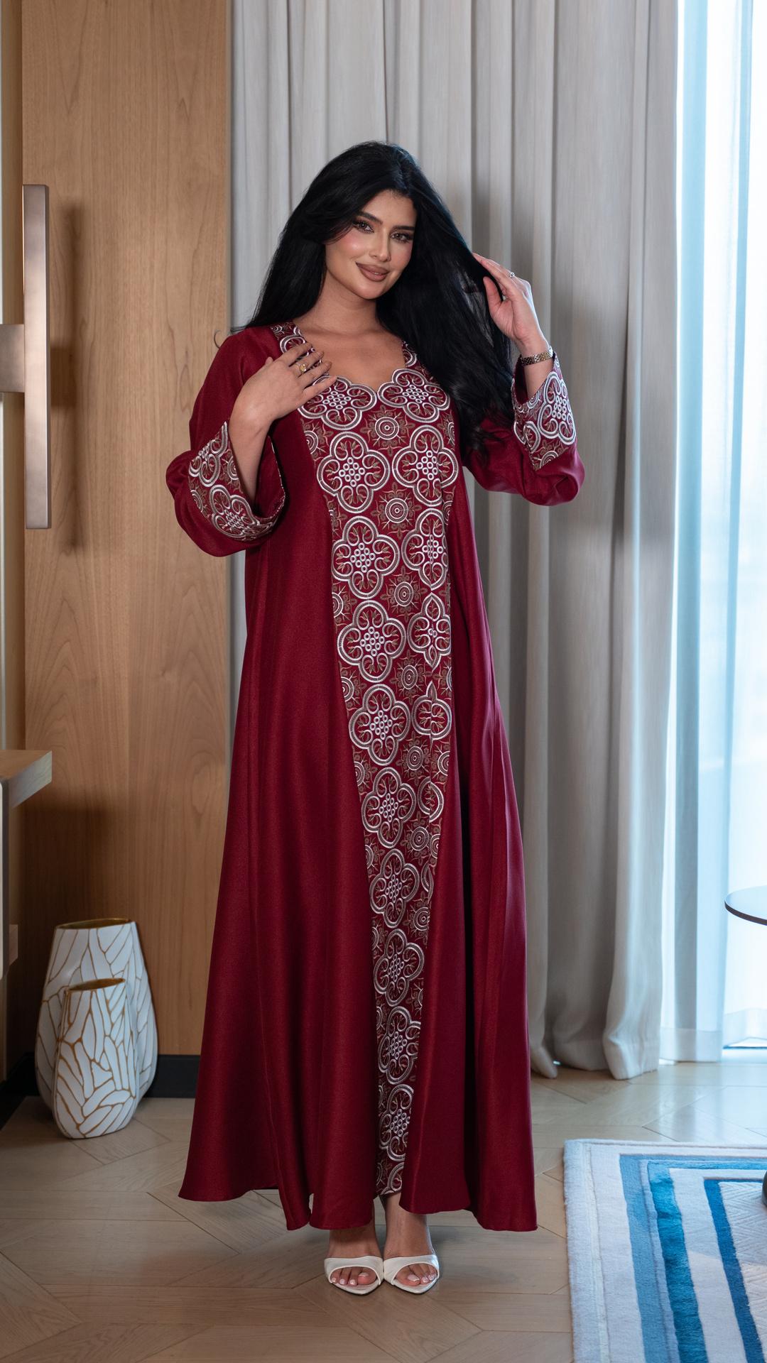جلابية عنابي مطرزة