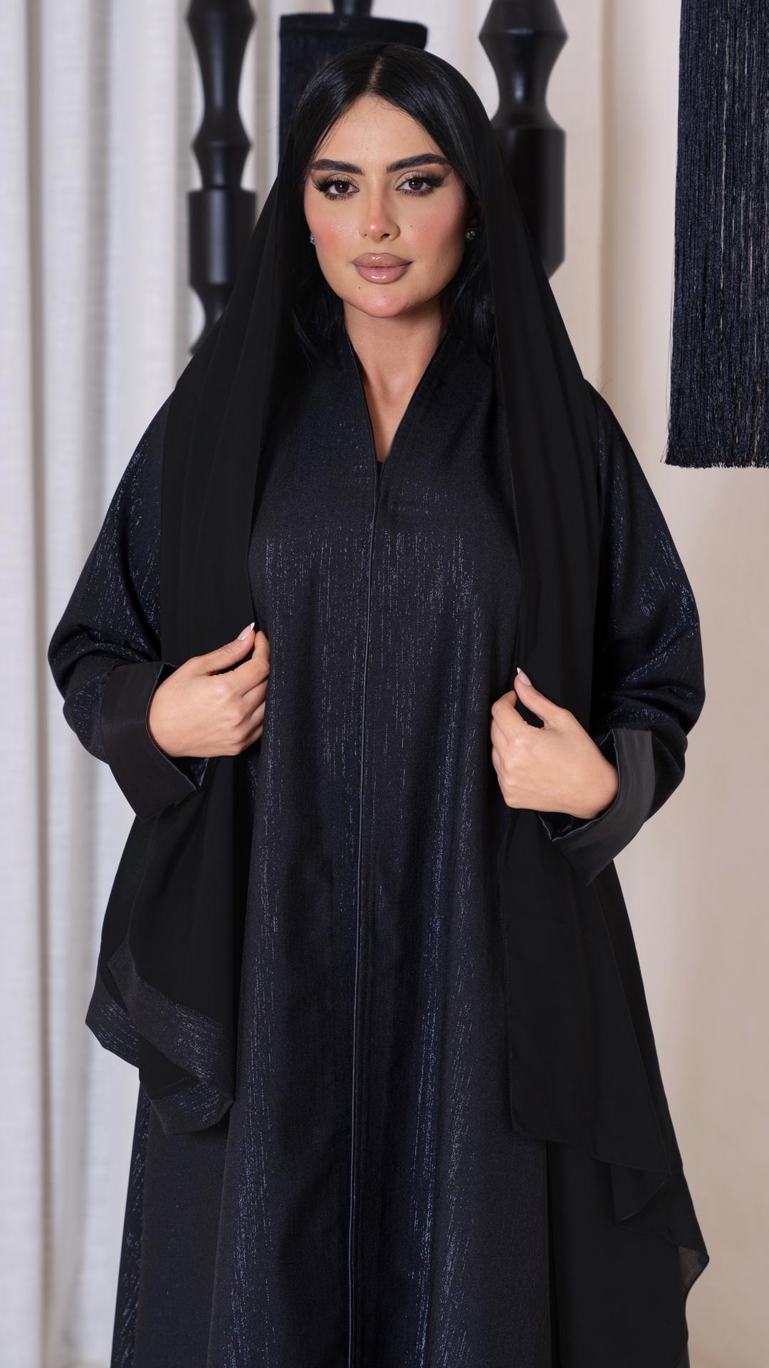 عباية بخامة لامعة واكمام مثنية