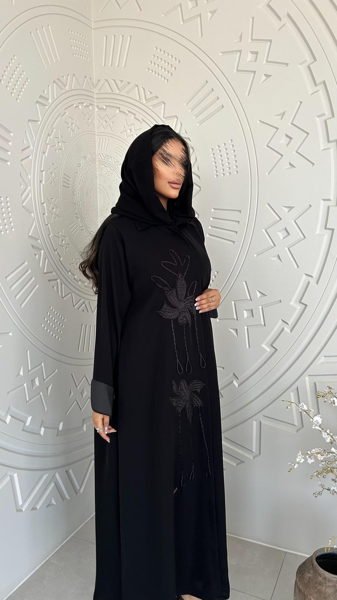 عباية كريب ملكي بتطريز بارز من الجنب