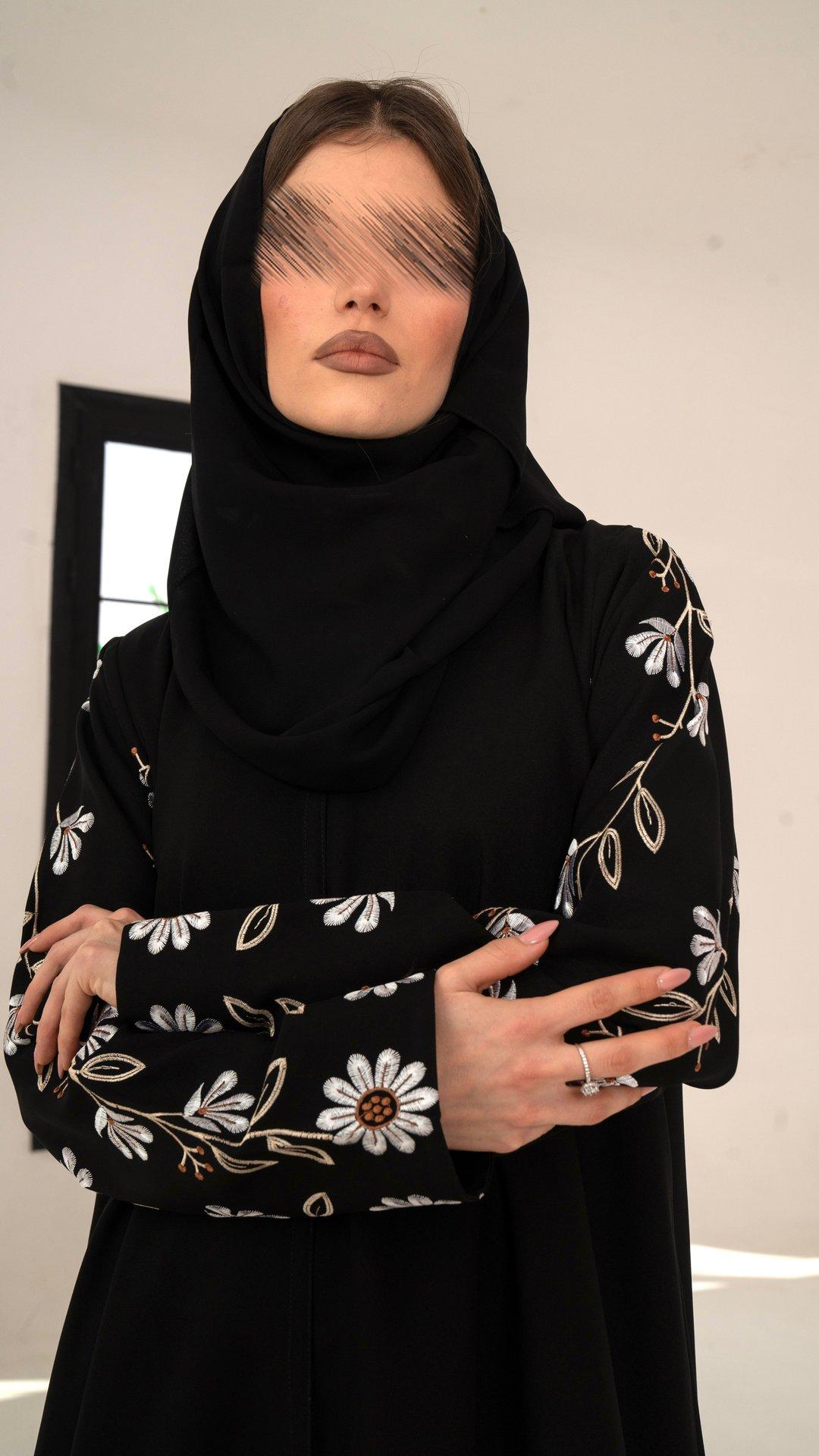 عباية باكمام مطرزة بورود
