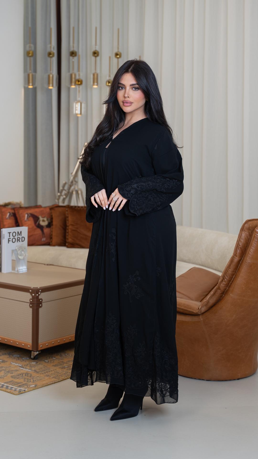 عباية شيفون بتطريز أسود