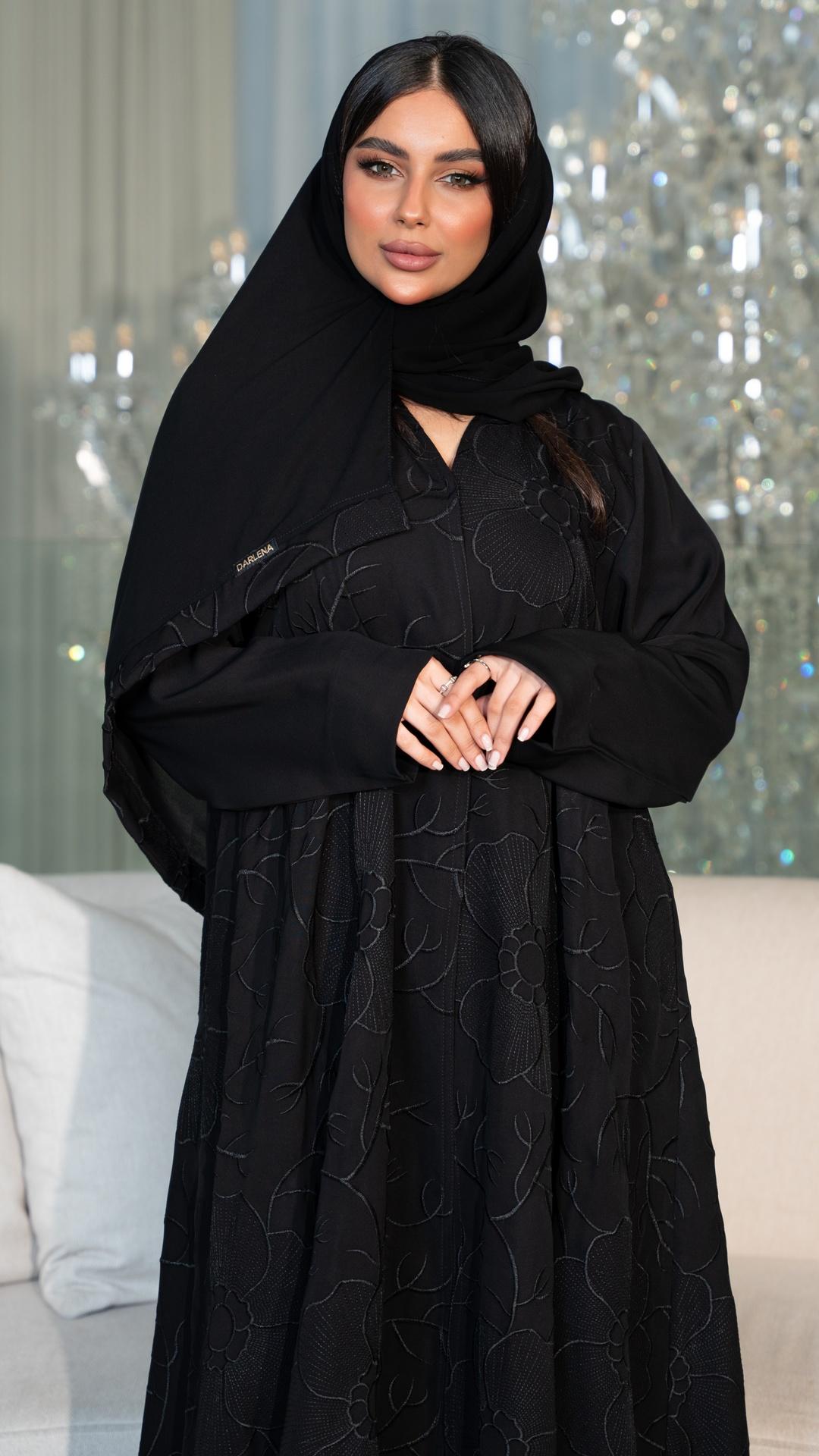 عباية مطرزة بالكامل والاكمام سادة