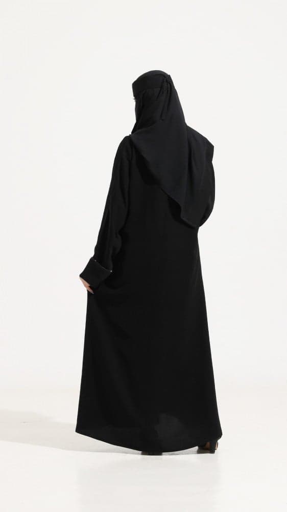 عباية بشريط أسود